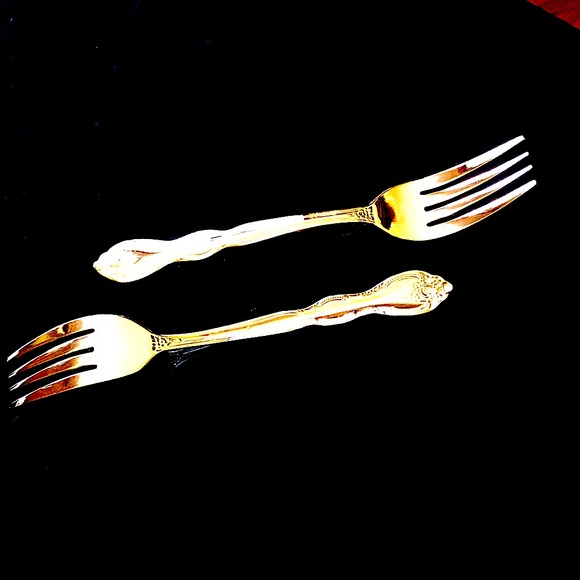 Gold tone flatware for 12 formal placesettings, plus more, by International. - Picture 5 of 11